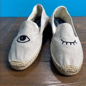 Soludos: Wink Embroidery Smoking Slippers